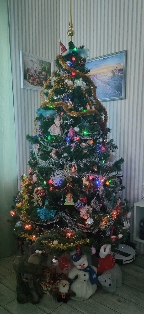 Мои лосяш, дед мороз из Англии и снеговик, которого подарила мама.... Ах еще медведь, но ему 7 лет и он перестал гореть