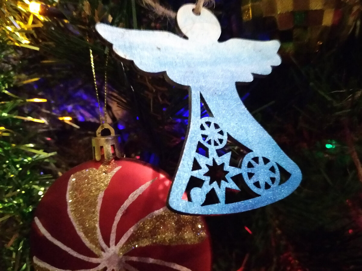 скоро будем наряжать, жаль только, у меня мало настоящих ёлочных игрушек. "настоящие" - это из стекла)) мы с мужем впервые нарядили ёлку, когда старшей был годик, поэтому большая часть игрушек пластиковая. дети вечно роняли дерево, а пластик не бьётся, да)