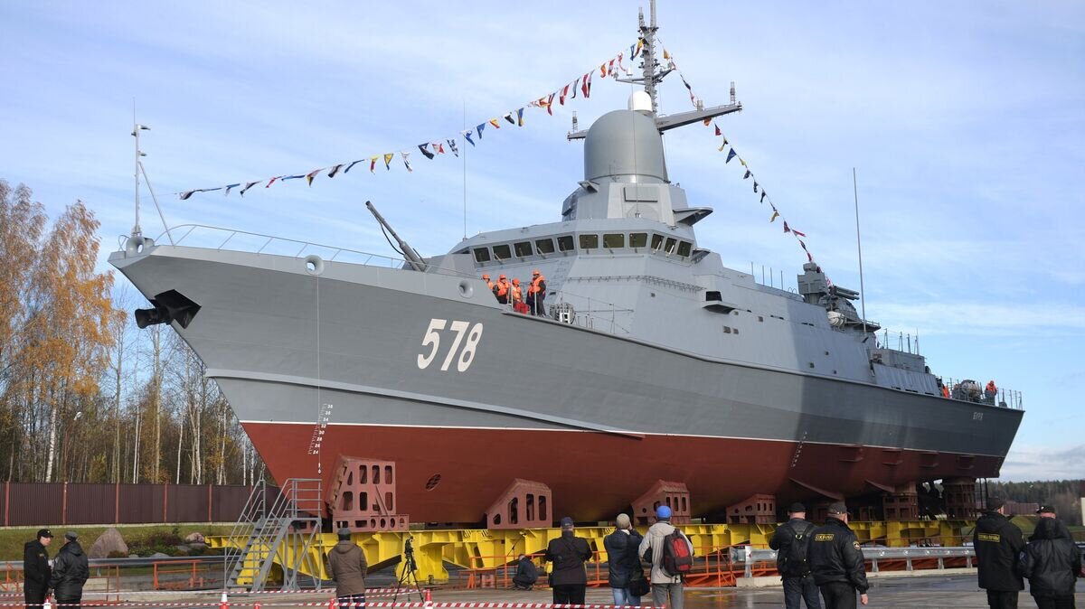    Малый ракетный корабль "Буря" проекта 22800 перед началом спуска на воду на Ленинградском судостроительном заводе "Пелла" в Ленинградской области. 23 октября 2018© РИА Новости / Александр Гальперин