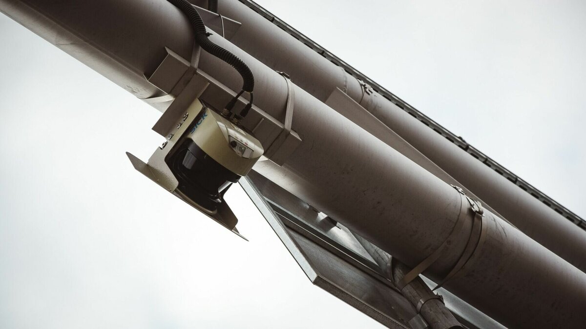     В конце ноября перед весовом пунктом на Ставрополье резко затормозила фура, спровоцировав мужчину на легковой машине выехать на встречку. В итоге водитель второго автомобиля получил штраф за обгон, потому как в ГИБДД утверждают, что никакой фуры не было, передает NewsTracker.