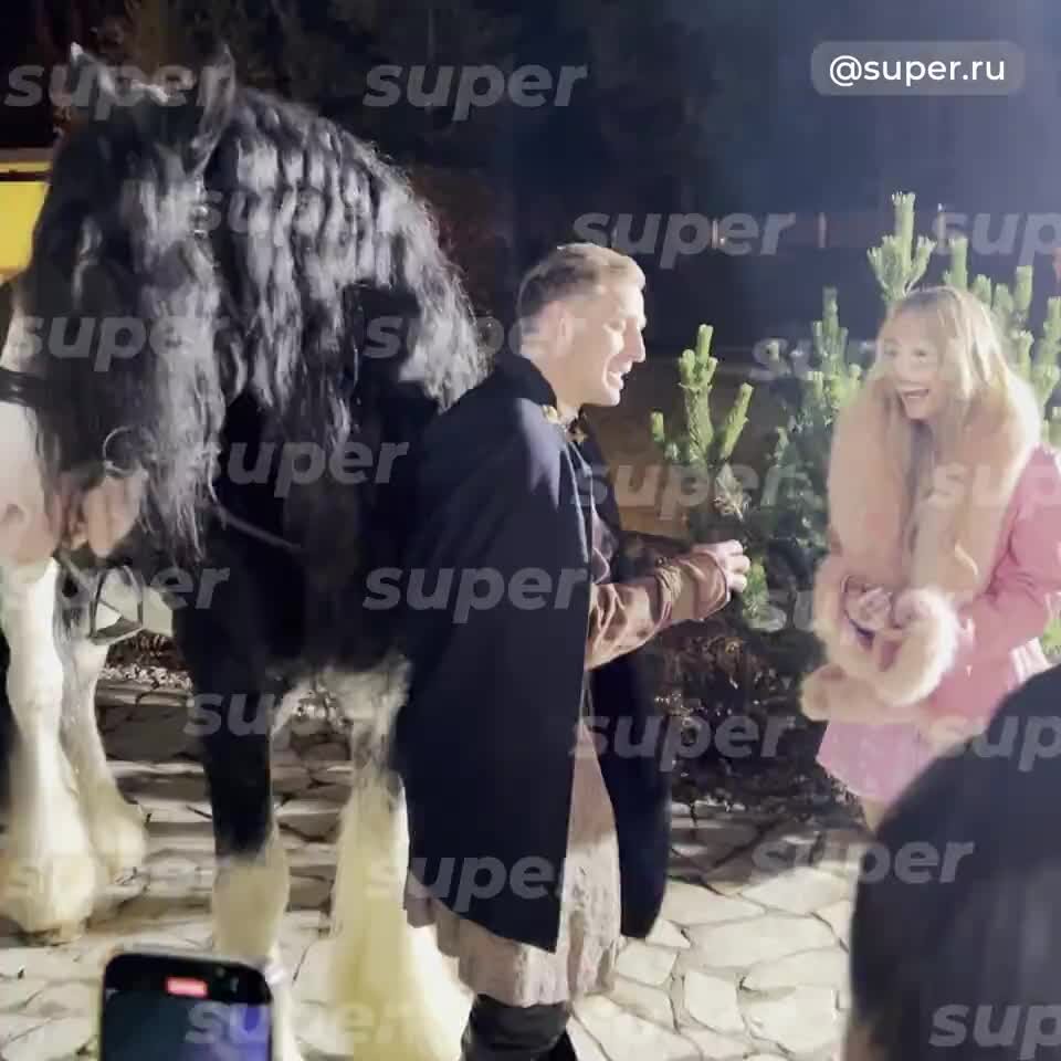    Саша Стоун в третий раз делает предложение руки и сердце Вале Карнавал Видео: Super