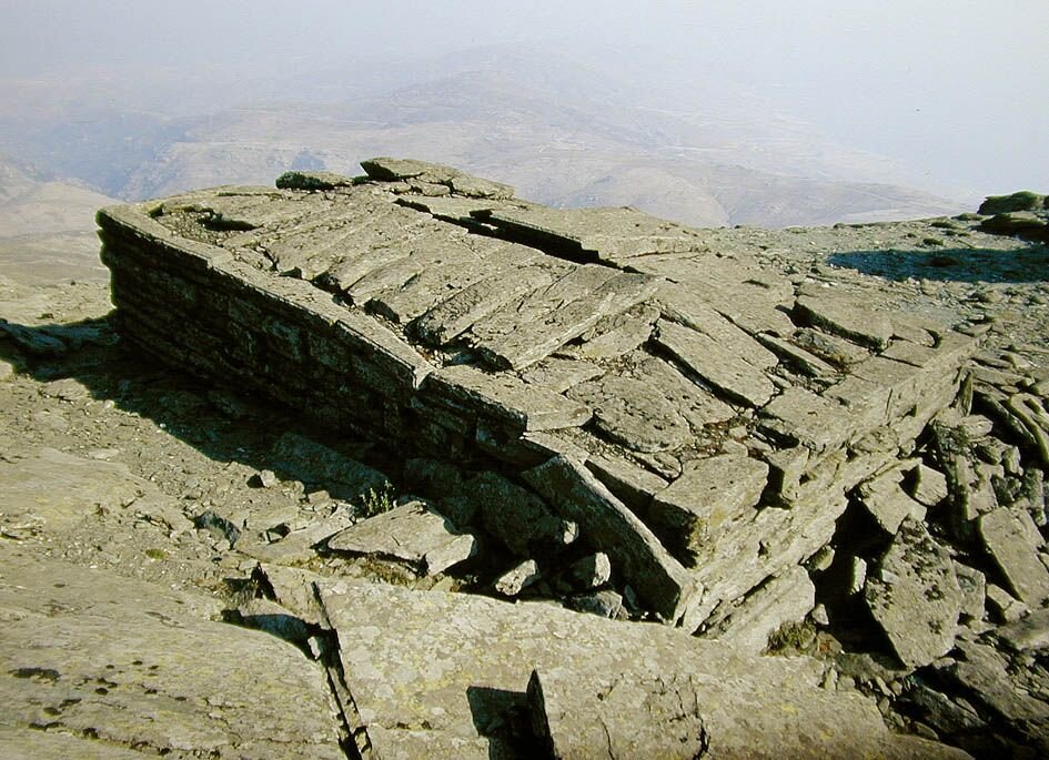 драконьи дома каристоса эвия греция. драконовы дома древняя греция. мегалитические дома. мегалиты греции. драконовы дома.