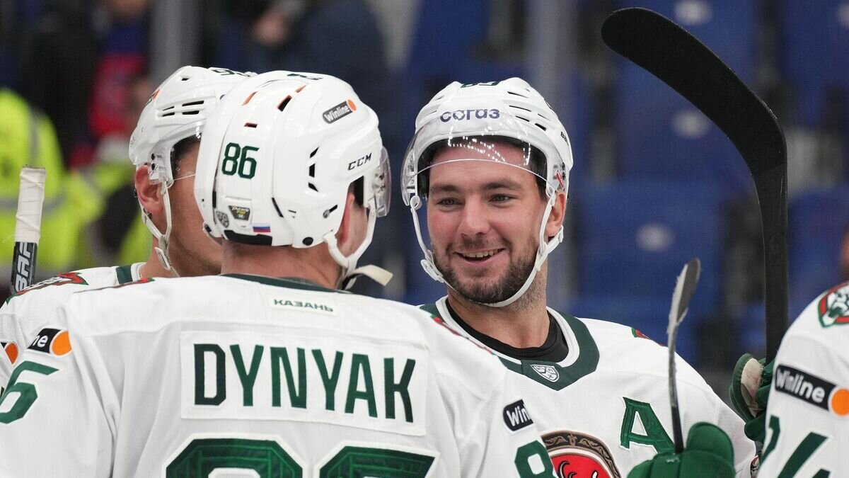    Нападающий "Ак Барса" Александр Бурмистров с партнерами по команде© пресс-служба ХК "Ак Барс"