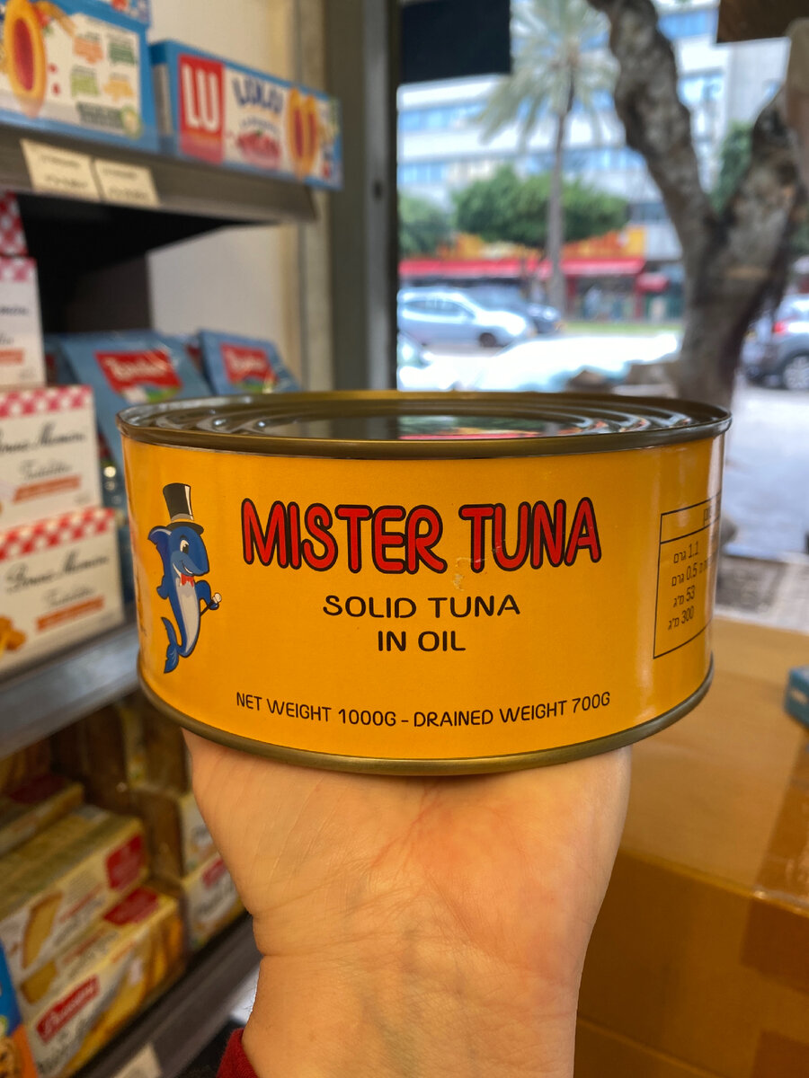 Видимо, французы очень любят тунца. Впервые вижу банку тунца 700 грамм. 