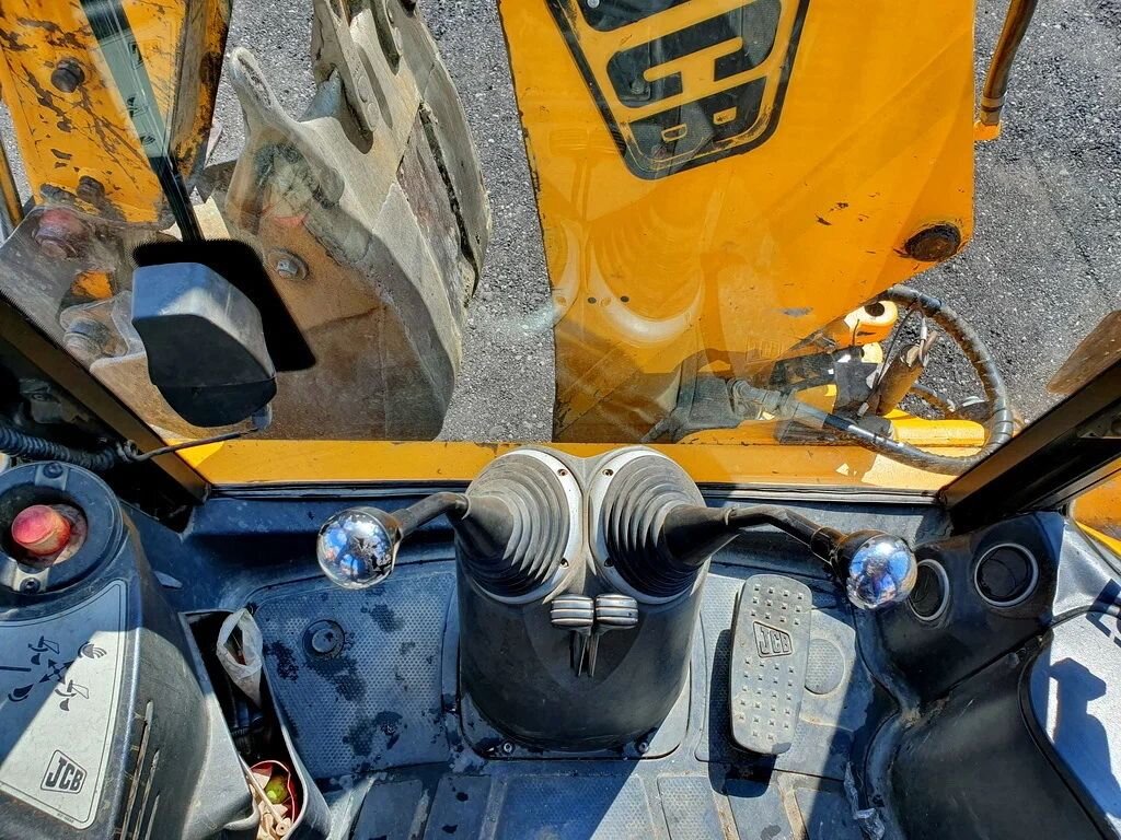 Рычаги управления экскаватора-погрузчика JCB