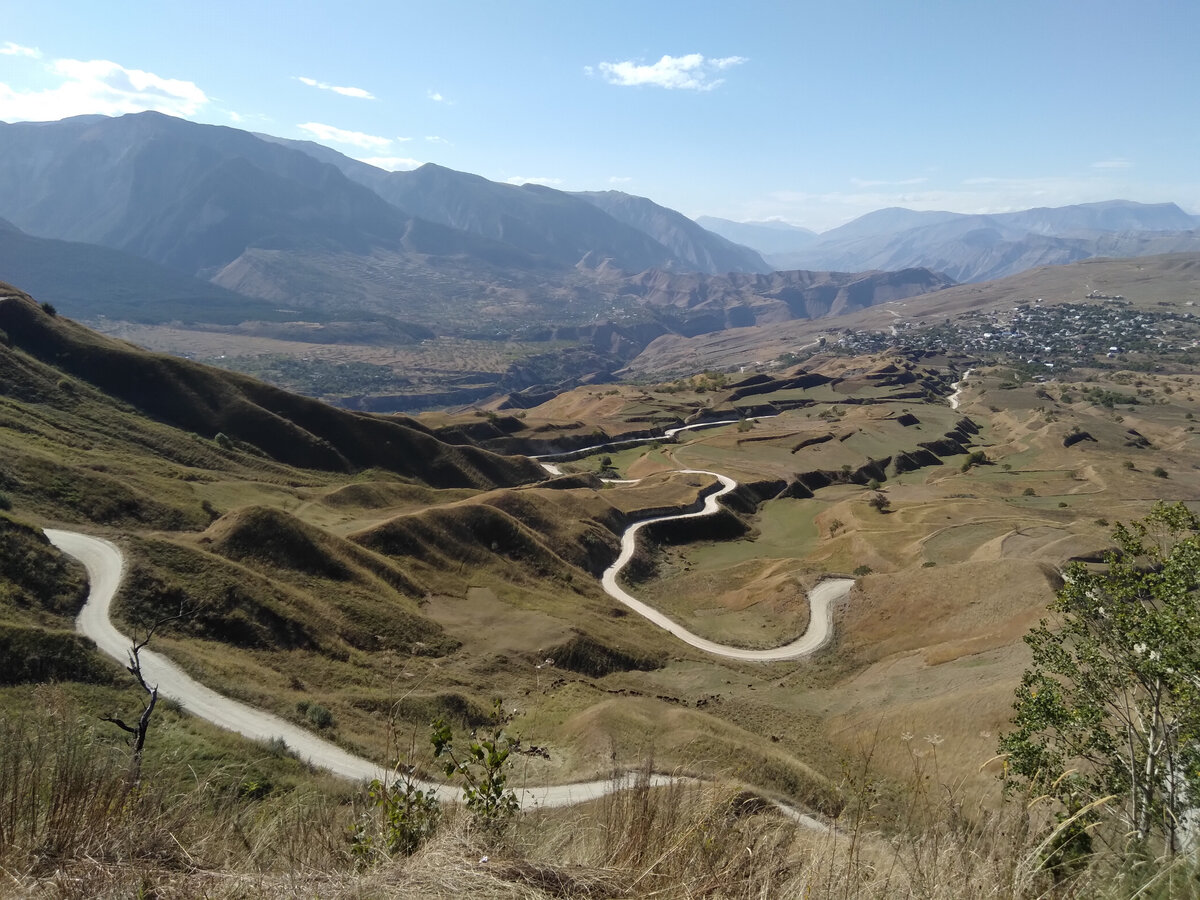 Вид с полянки с круглыми камнями Дагестана