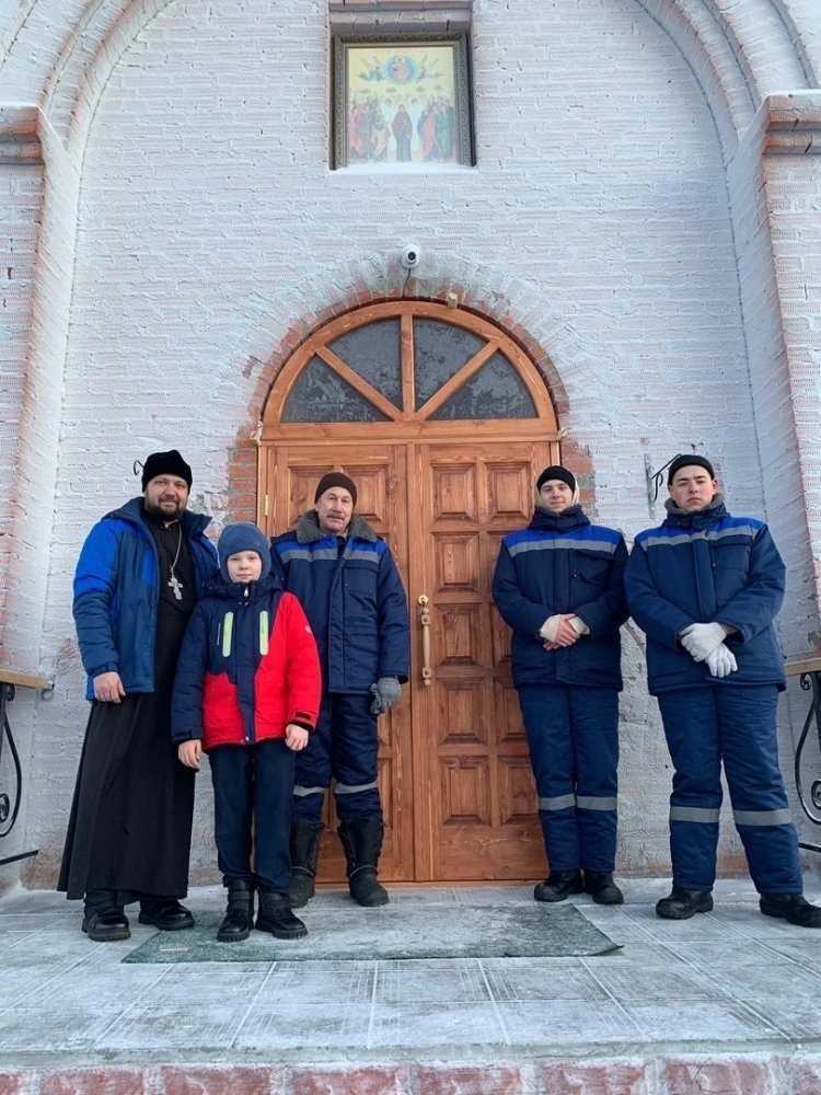    Студенты политехнического колледжа в Советском сделали парадную дверь в храм