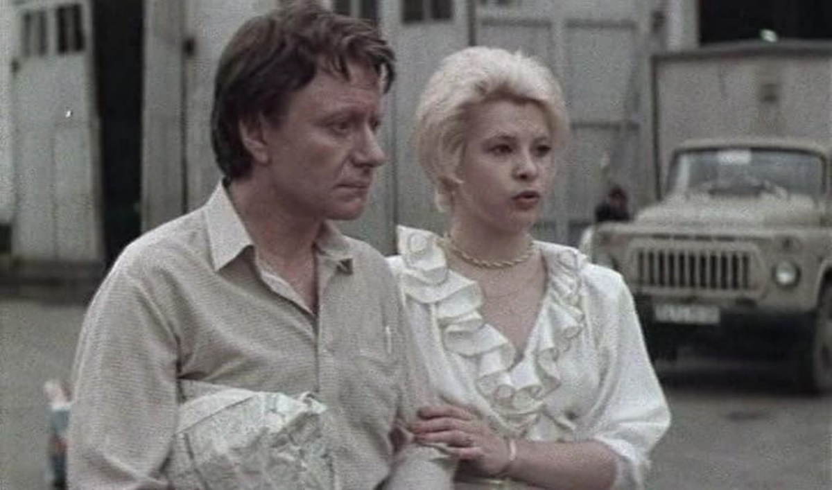Блондинка за углом. Блондинка за углом фильм 1984. Татьяна Догилева блондинка за углом. Блондинка за углом фильм 1984 кадры. Догилева и Миронов в фильме блондинка за углом