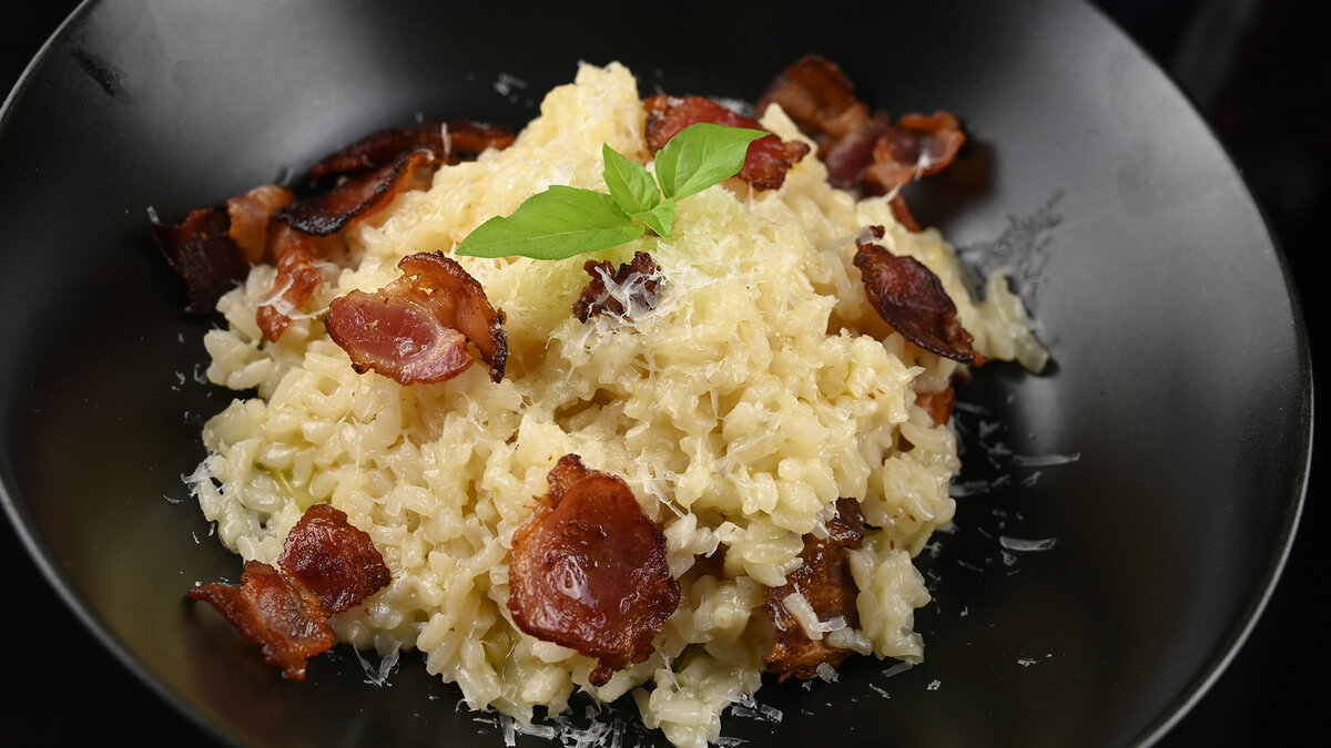 Ризотто - это простейшее итальянское блюдо из риса с очень кремовой и приятной текстурой. Кто не пробовал, однозначный рекомендасьён!