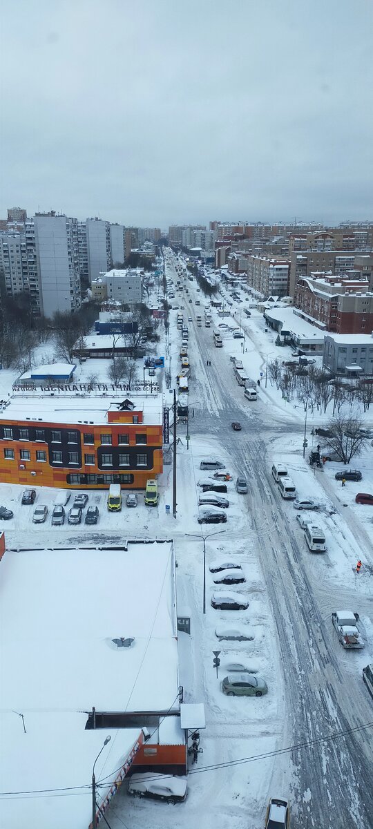 По роду деятельности временами оказываюсь на балконах высоток. И время от времени фоткал виды с высоты. И вот для разнообразия контента решил их опубликовать:                           -2