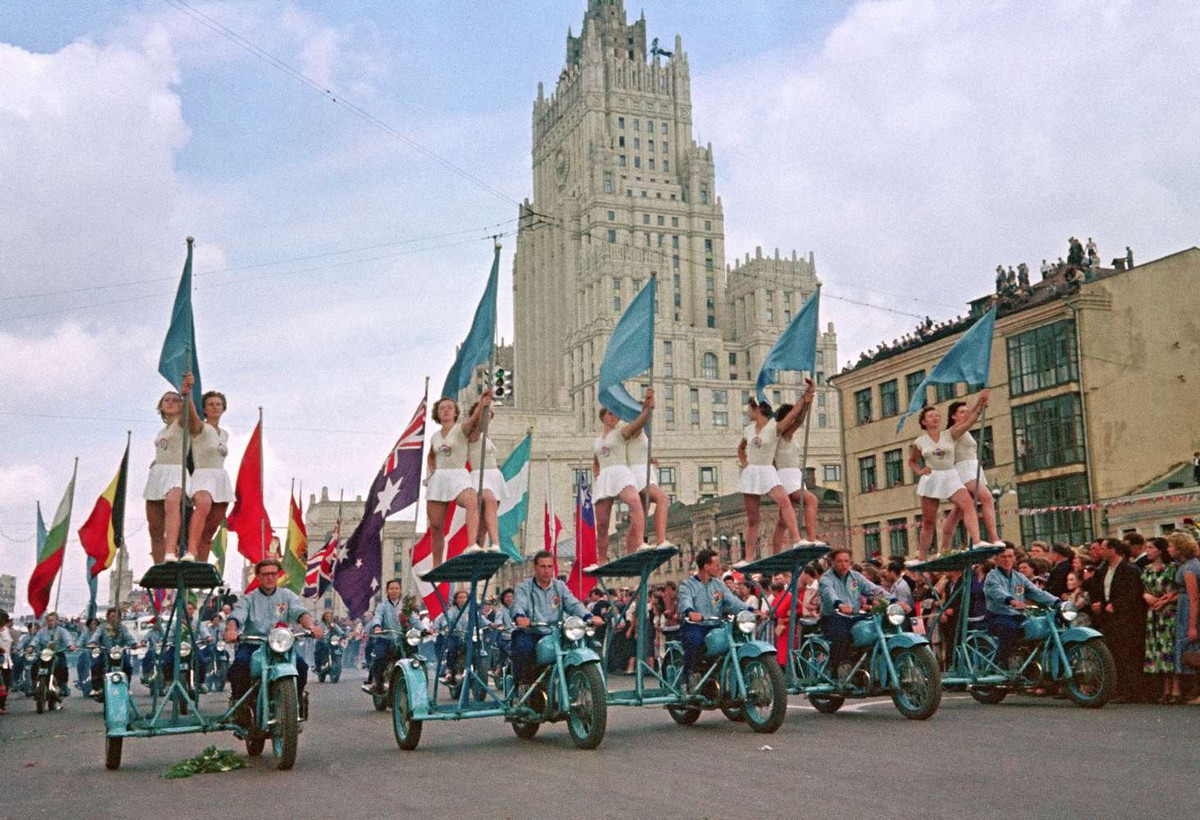 Москва шесть. Vi Международный фестиваль молодежи и студентов в Москве 1957г. Всемирный фестиваль молодёжи и студентов в Москве 1957. Фестиваль молодежи и студентов в СССР 1957 года. Молодежный фестиваль в Москве 1957.