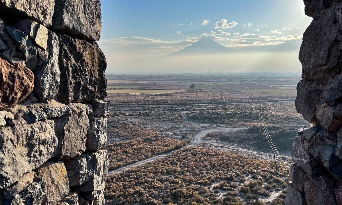 Вид на Малый Арарат со стен монастыря Хор Вирап. Фото автора