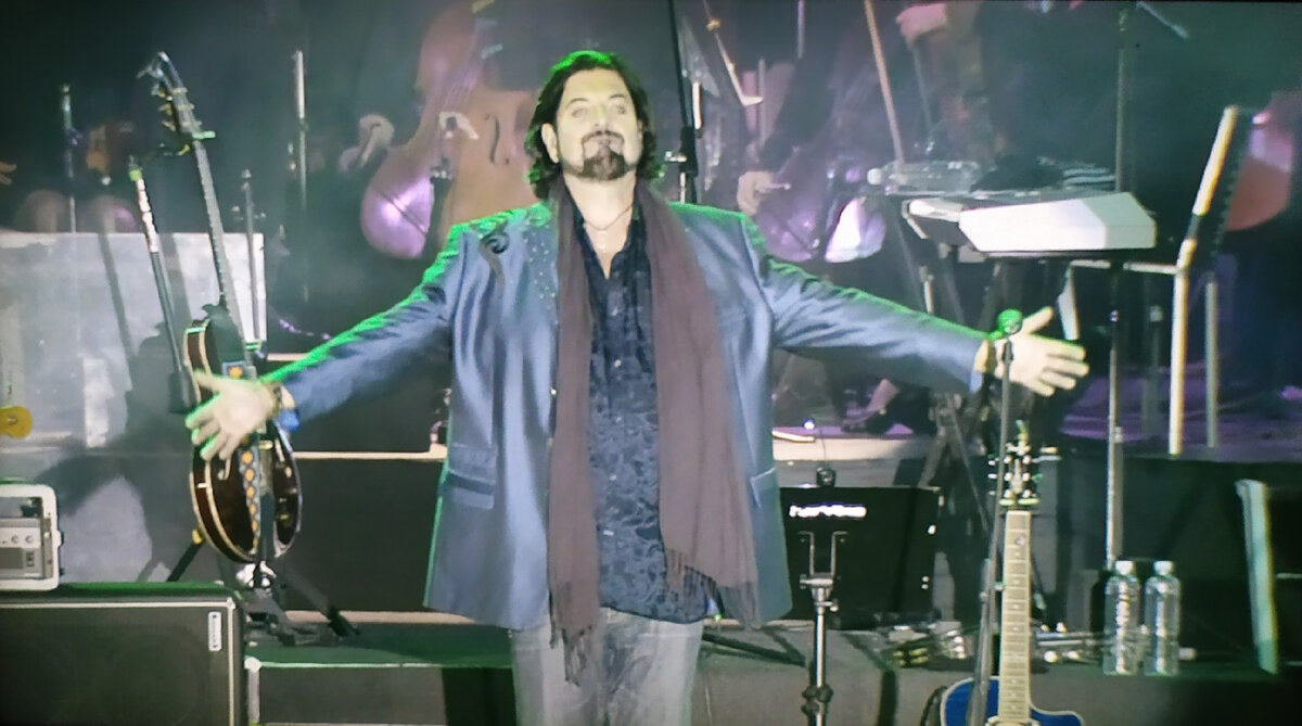 The Alan Parsons Symphonic Project "Live In Colombia" Blu-ray - Alan Parsons opens the show
