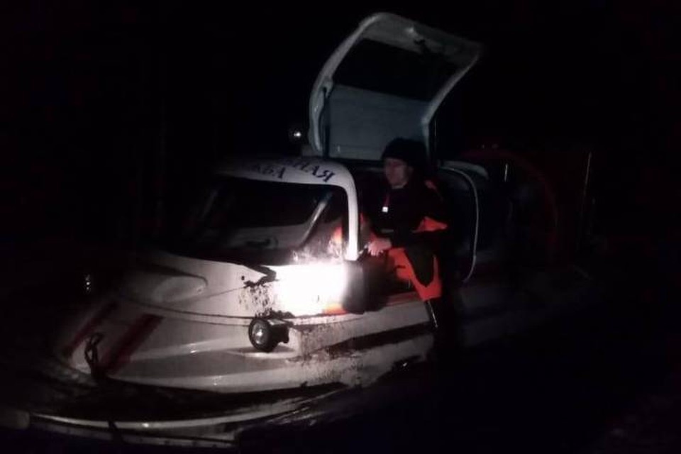     Рыбаков искали не только с воздуха, но и с воды / Фото: Администрация ЛО