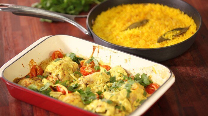    Курица в соусе из йогурта с карри, с гарниром из риса