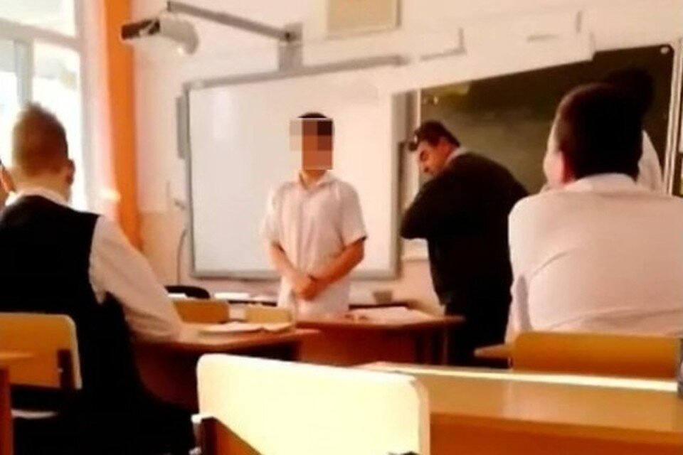    Учитель ударил школьников ремнем за плохое поведение Фото: кадр из видео