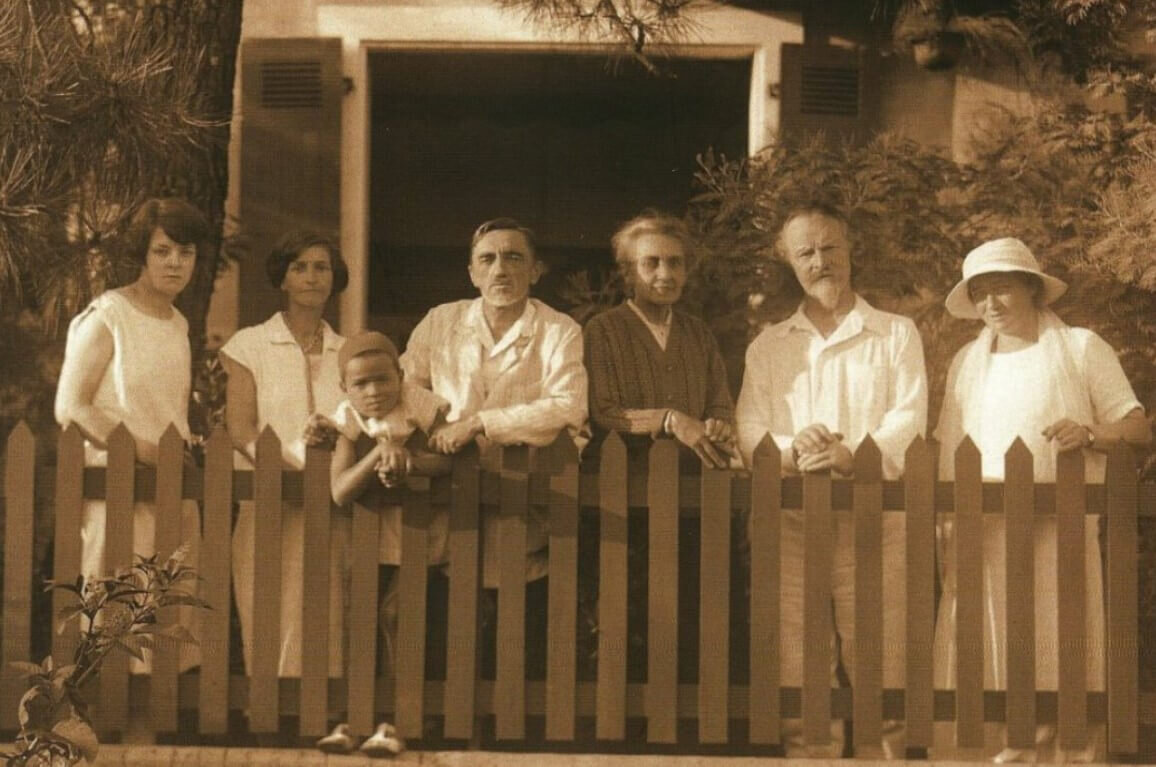 Семьи Бальмонтов и Шмелевых, вилла "Жаворонок". Капбретон, 1920-е годы. Мирра Бальмонт слева 