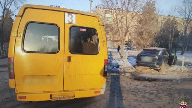     Нетрезвый водитель угнанной легковушки протаранил маршрутку в городе Волжском Волгоградской области. Мужчине может грозить до пяти лет колонии, сообщает областное ГУ МВД.