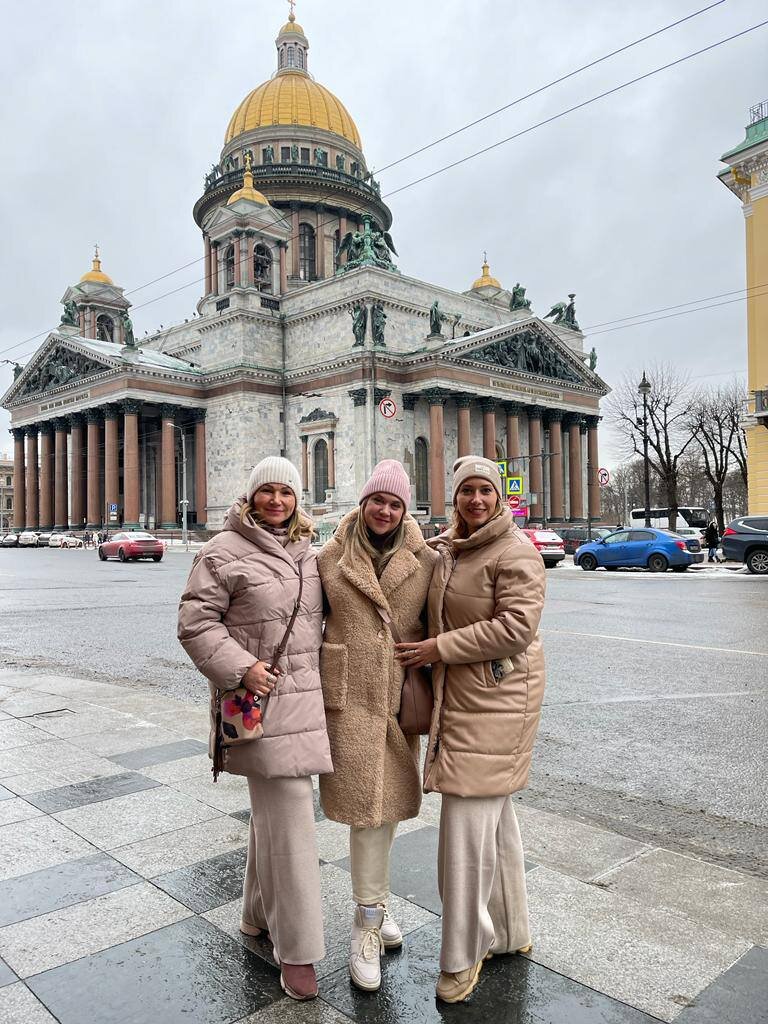 Фото из моего недавнего путешествия в Питер. Я, моя дорогая коллега Юлия и любимая дочь Александра.