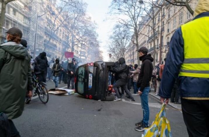 Перевернутое авто в Париже, 11 февраля 2023 года (иллюстрация - фото из газеты Ле Монд)