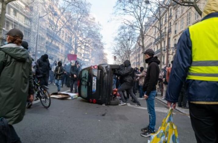 Перевернутое авто в Париже, 11 февраля 2023 года (иллюстрация - фото из газеты Ле Монд)