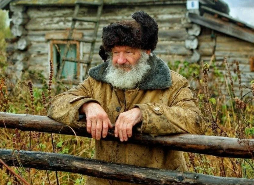 1 дедушки. Бобыль Холостяк. Деревенские люди. Деревенский дедушка.