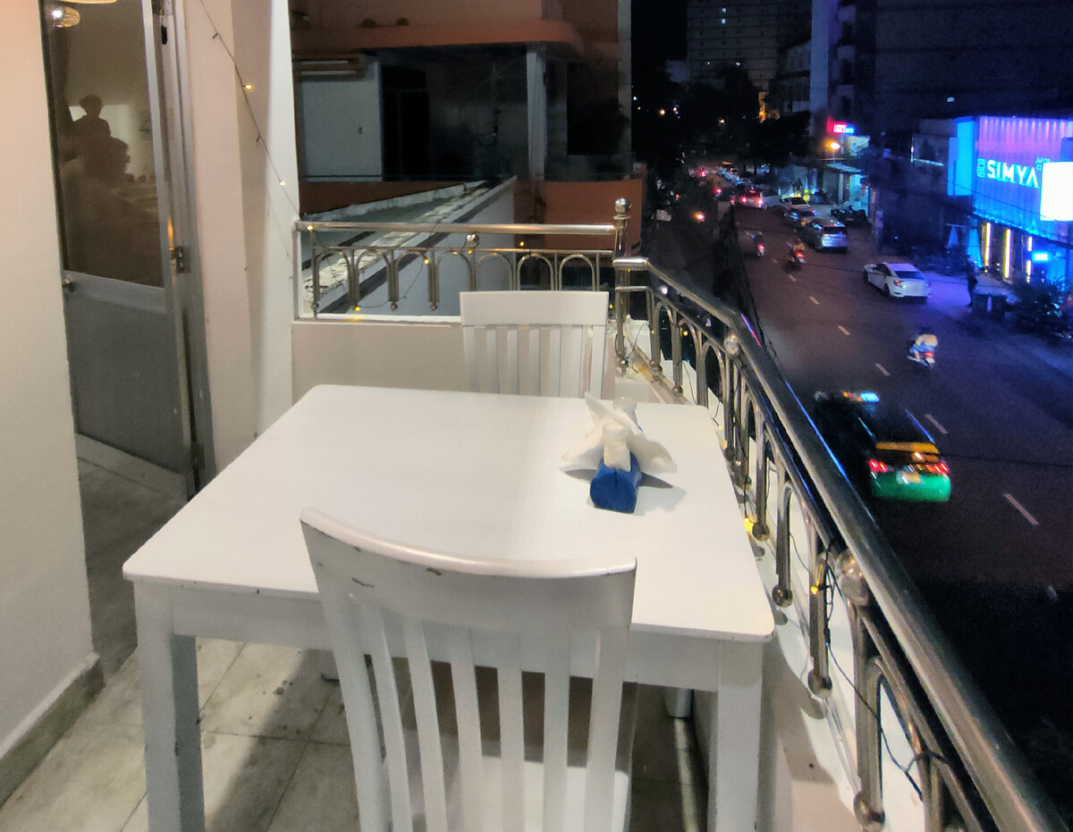 На втором этаже - кухня, а на третьем - еще один зал для посетителей с балкончиком.