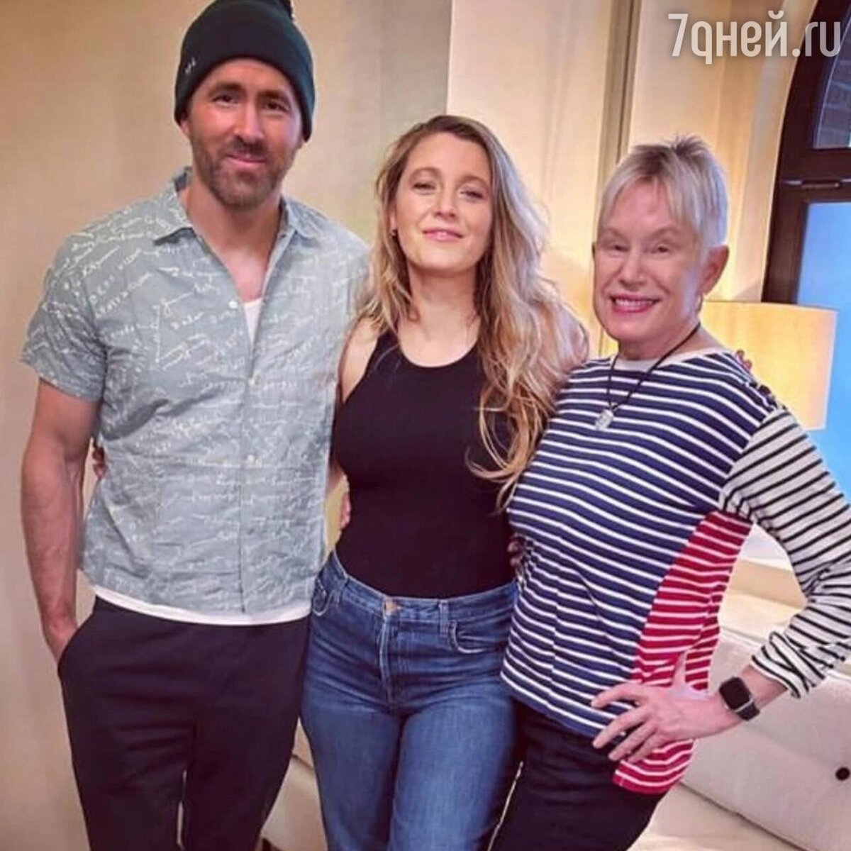    Блейк Лайвли с мужем Райаном Рейнольдсом и свекровью Социальные сети