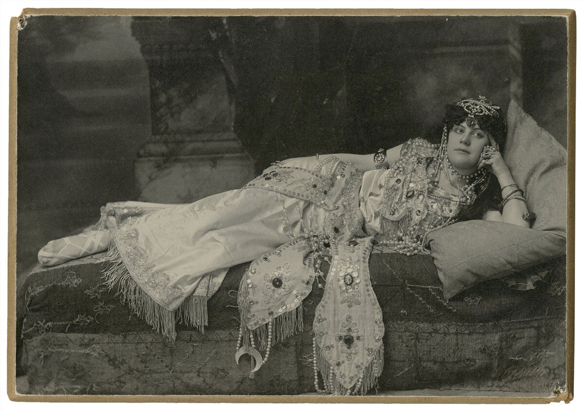 Птолемеи- греческая династия. Клеопатра знала семь языков и первая из Птолемеев говорила на Египетском. 