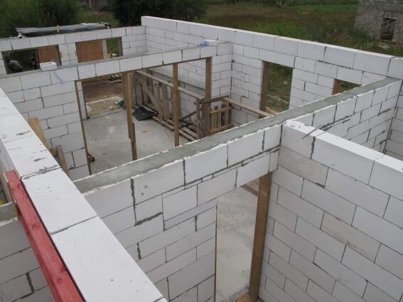 Многие мало понимающие в строительстве застройщики для создания внутренних стен своих газоблочных домов неосмотрительно используют тот же газоблок