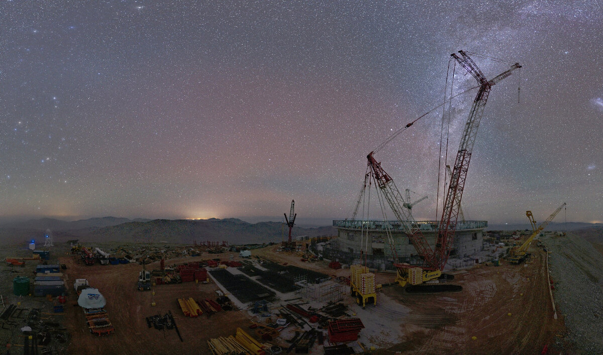 Процесс строительства телескопа 17 февраля 2023 года, кадр из онлайн трансляции ESO 