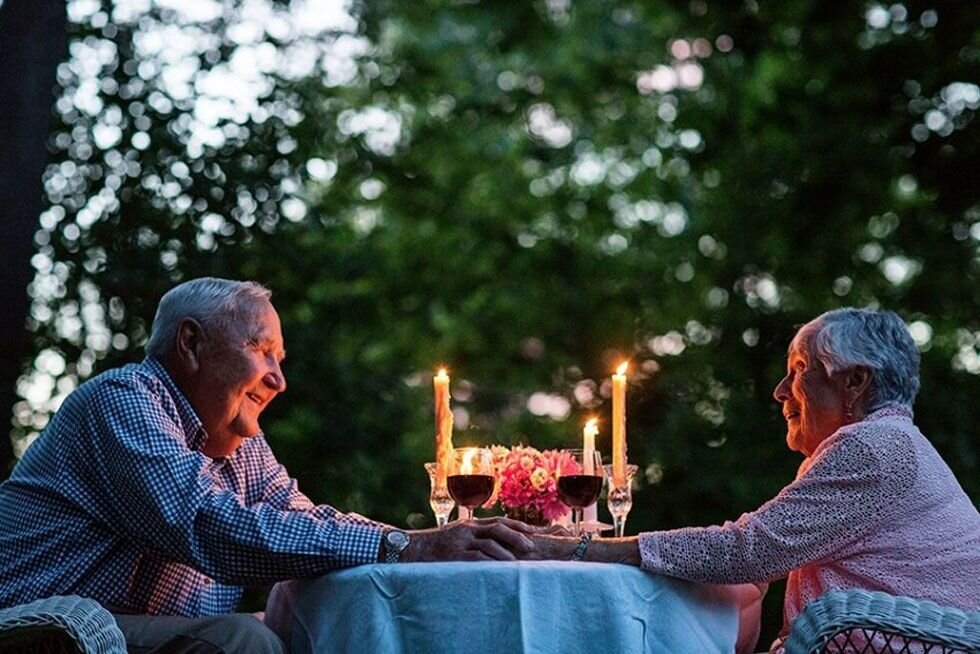Страстный дедушка. Старики романтика. Старик романтик. Свидание пожилых людей. Пожилая пара за столом.