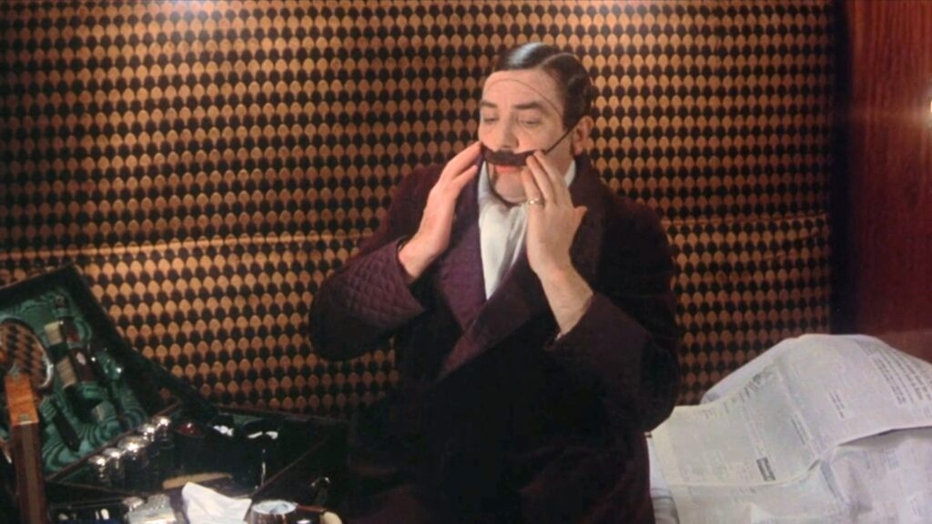 Кадр из кинокартины «Убийство в "Восточном экспрессе"», 1974 год. Эркюль Пуаро в науснике.