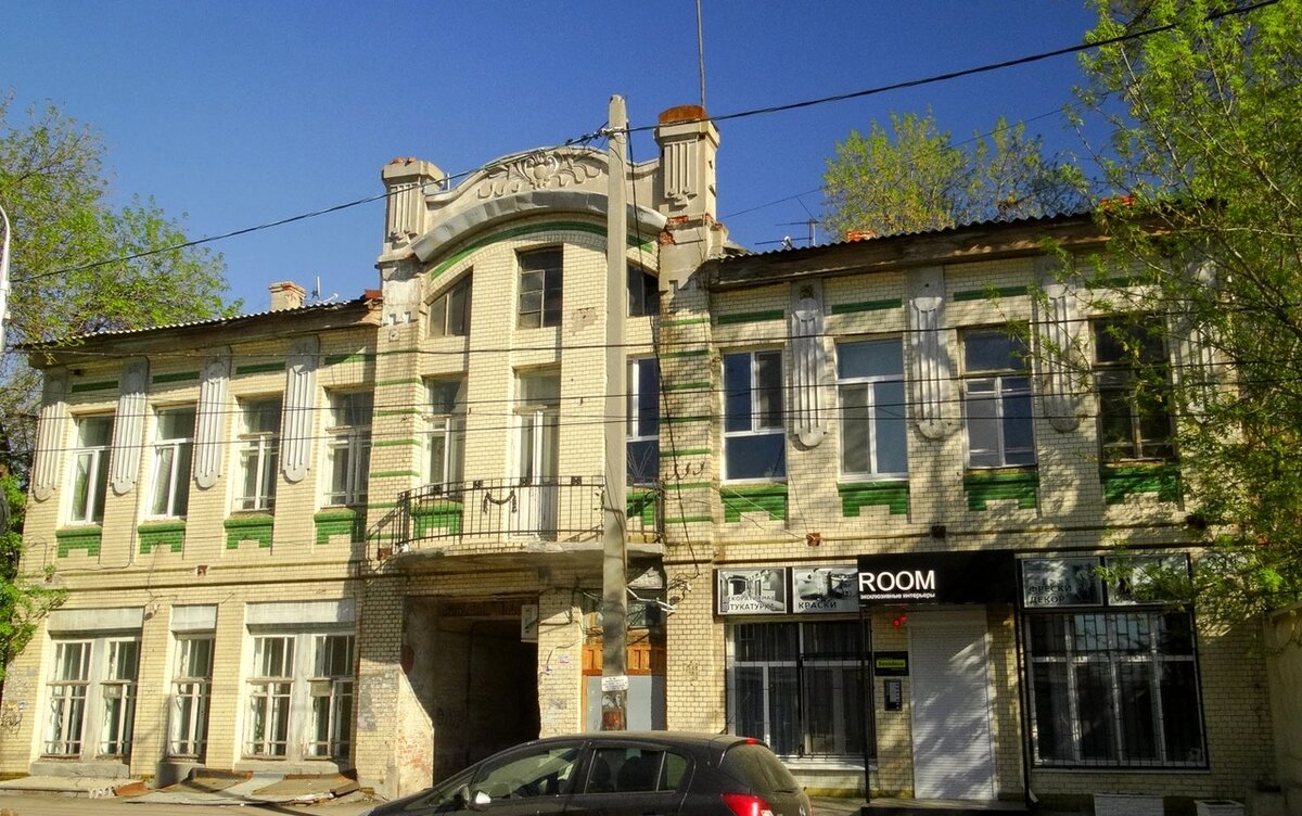 В советское время помещения магазинов в первом этаже были перепланированы под жилье - окна-витрины разделены на две части, дверной проем частично заложен до уровня окон