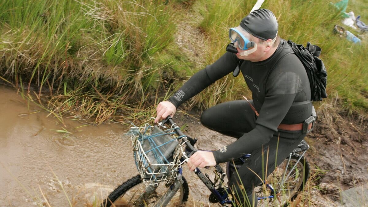    Участник соревнования по заплыву через болото на велосипеде© Фото : Социальные сети