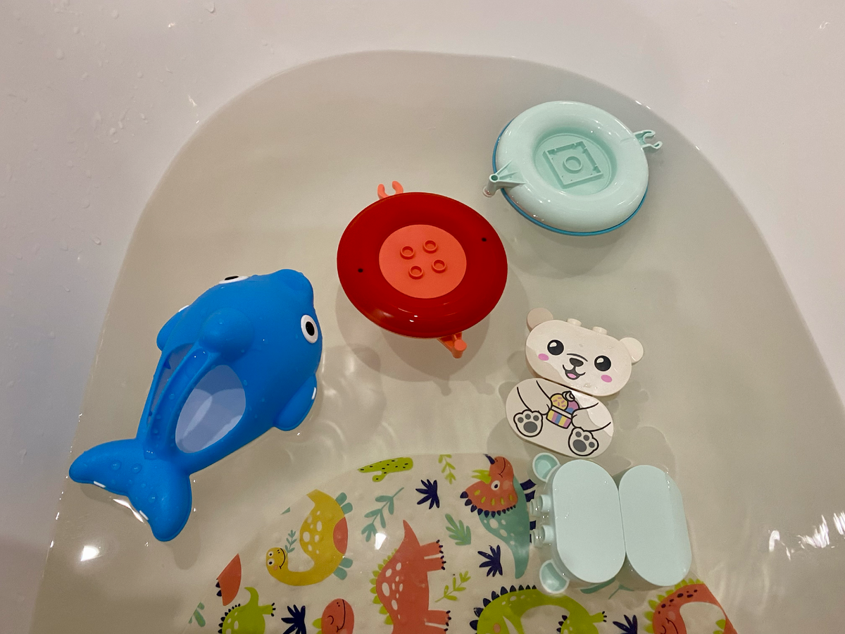 Дельфин и детали конструктора. 