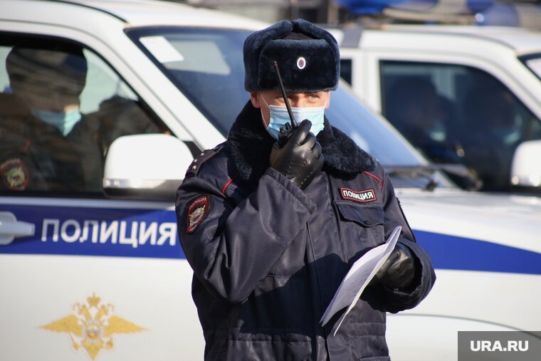    Полицейские, увидев закладчика, задержали его с поличным