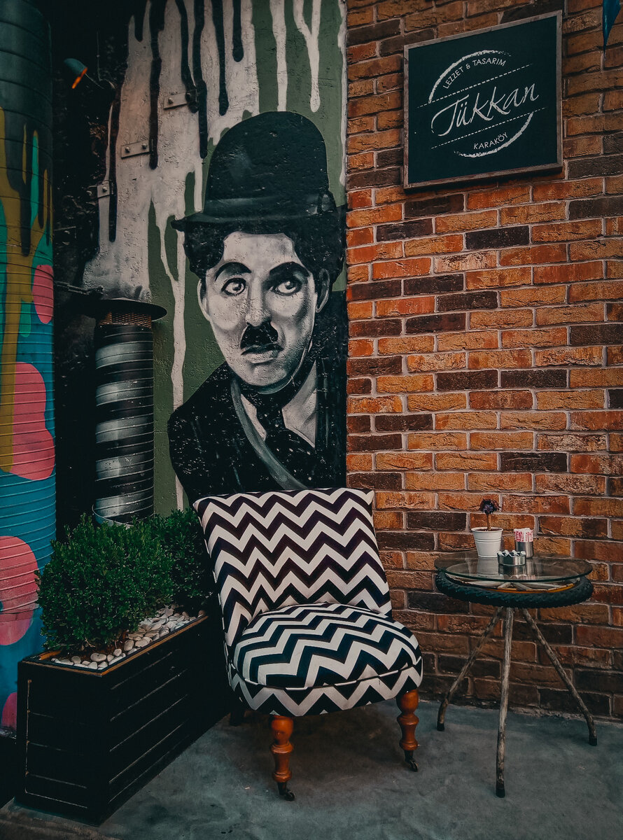 Изображение Чаплина на одном из кафе в районе Каракёй