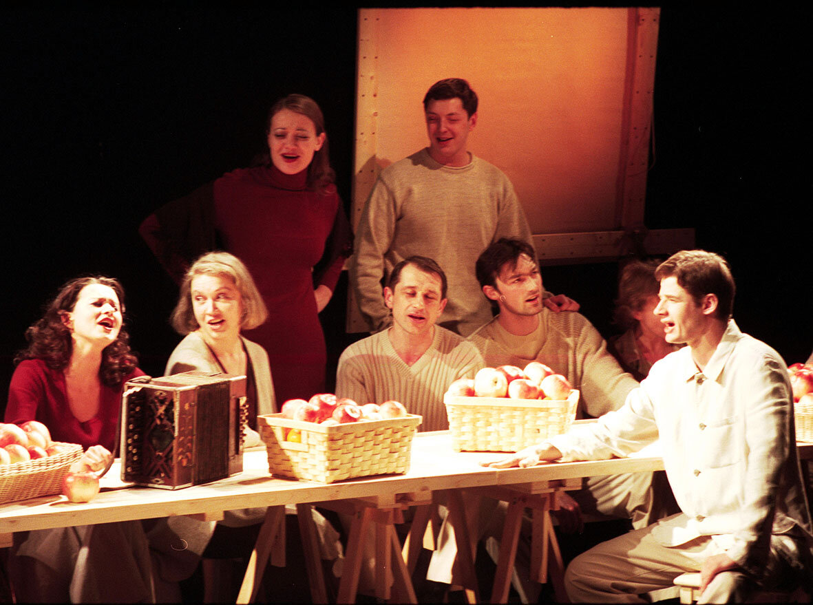 Сцена из спектакля "Пролетный гусь"