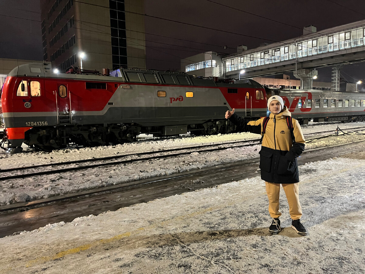 Донал глисон 2022. Проводы на вокзале. Перепутал поезда. Китайцы прощаются. Время в пути на поезде.