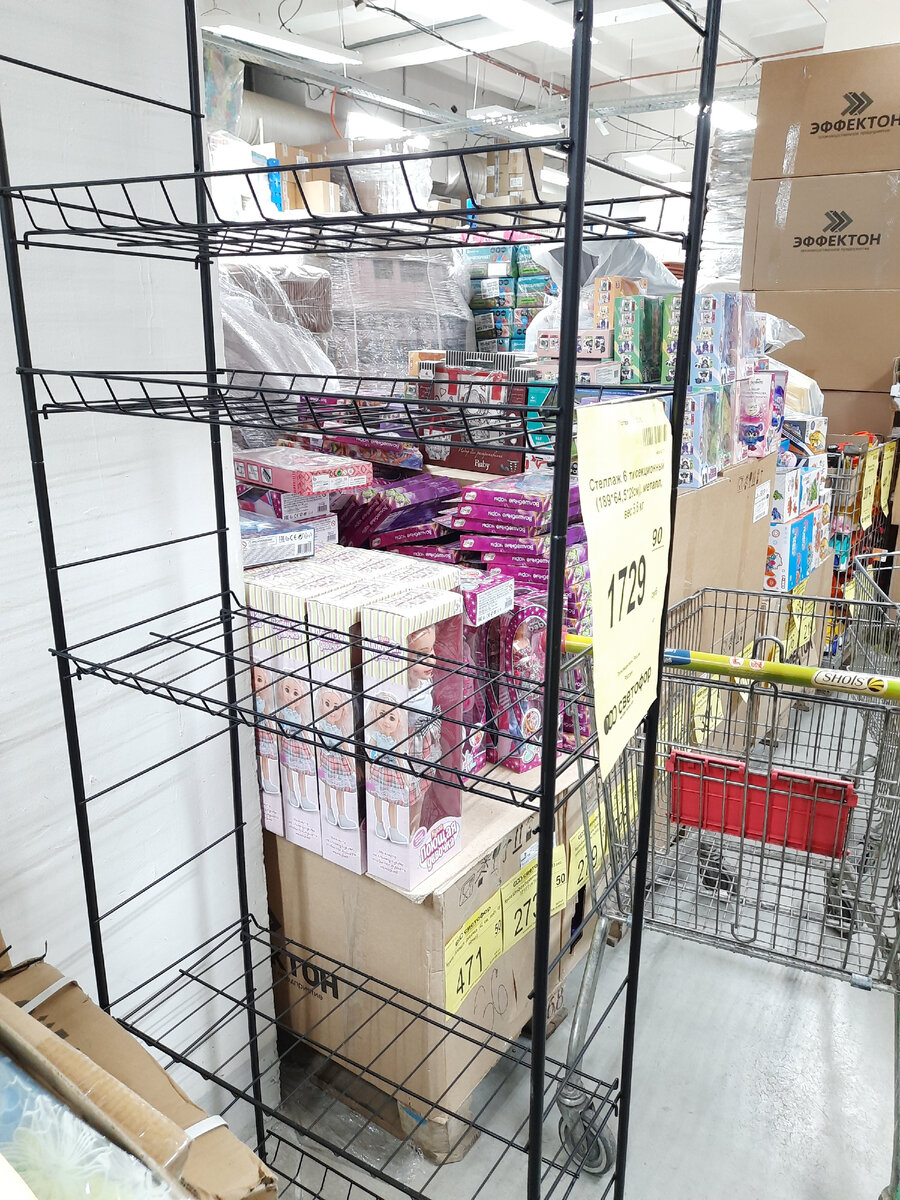 Девушка после шопинга. Полки в светофоре. Девушка в магазине обуви. Недовольный покупатель. Покупатель в магазине.