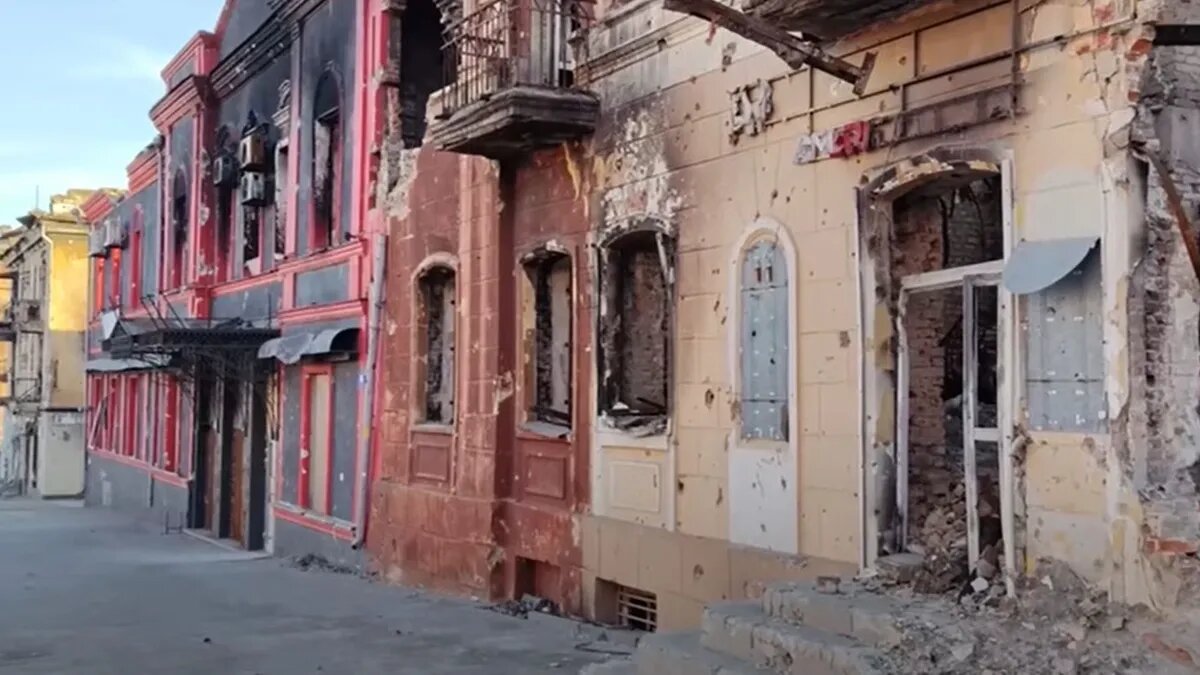 В Мариуполе нужно провести множество восстановительных работ. Фото: кадр из видео