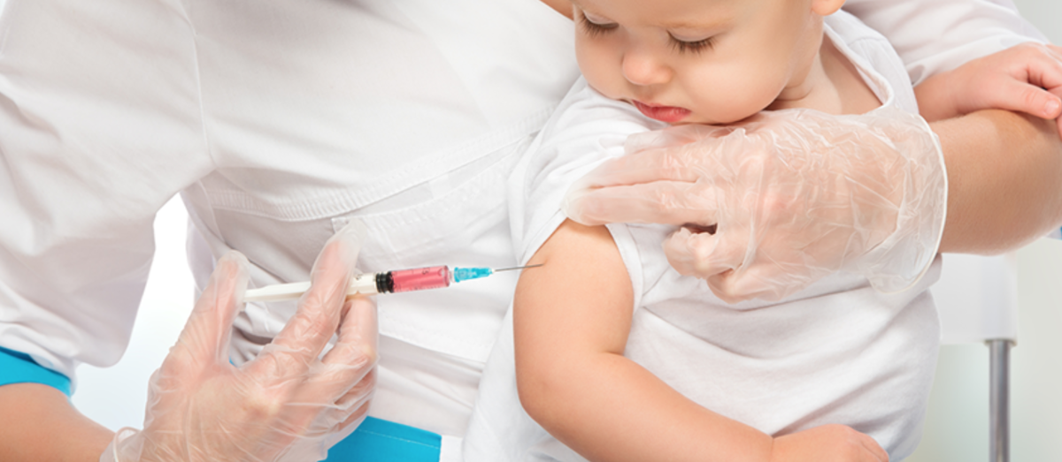 Фото из свободных источников (фотография постановочная - в реальности так прививки не делают)