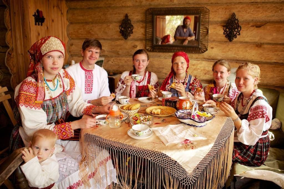 Полные с русским разговором. Русская семья. Семейные традиции. Традиционная русская семья. Семейные традиции картинки.