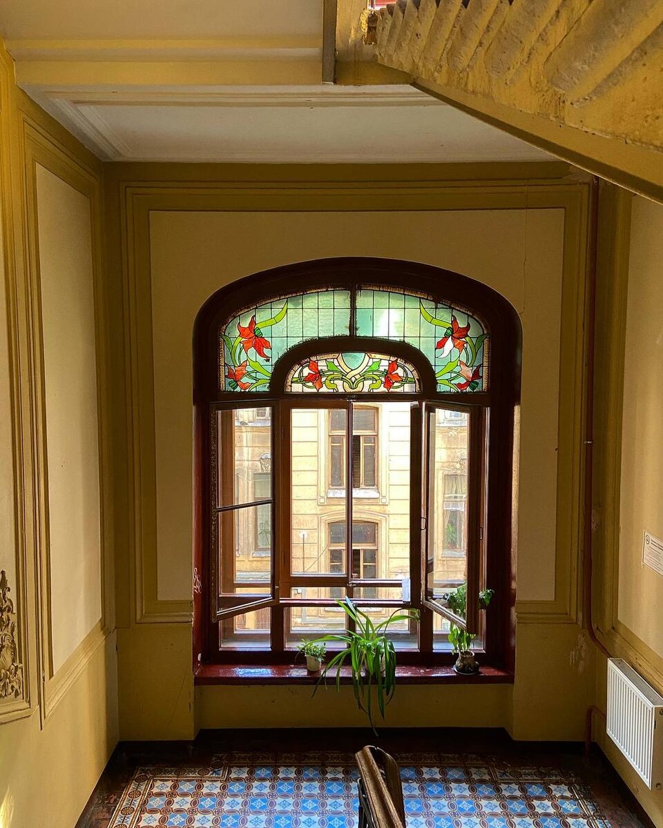 Витраж в парадной дома