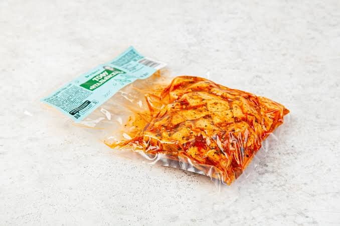 Тофу в томатном соусе с итальянскими травами из ВкусВилл. Нарезанный кусочками и замаринованный. Стоит около 170₽. Очень очень вкусно 