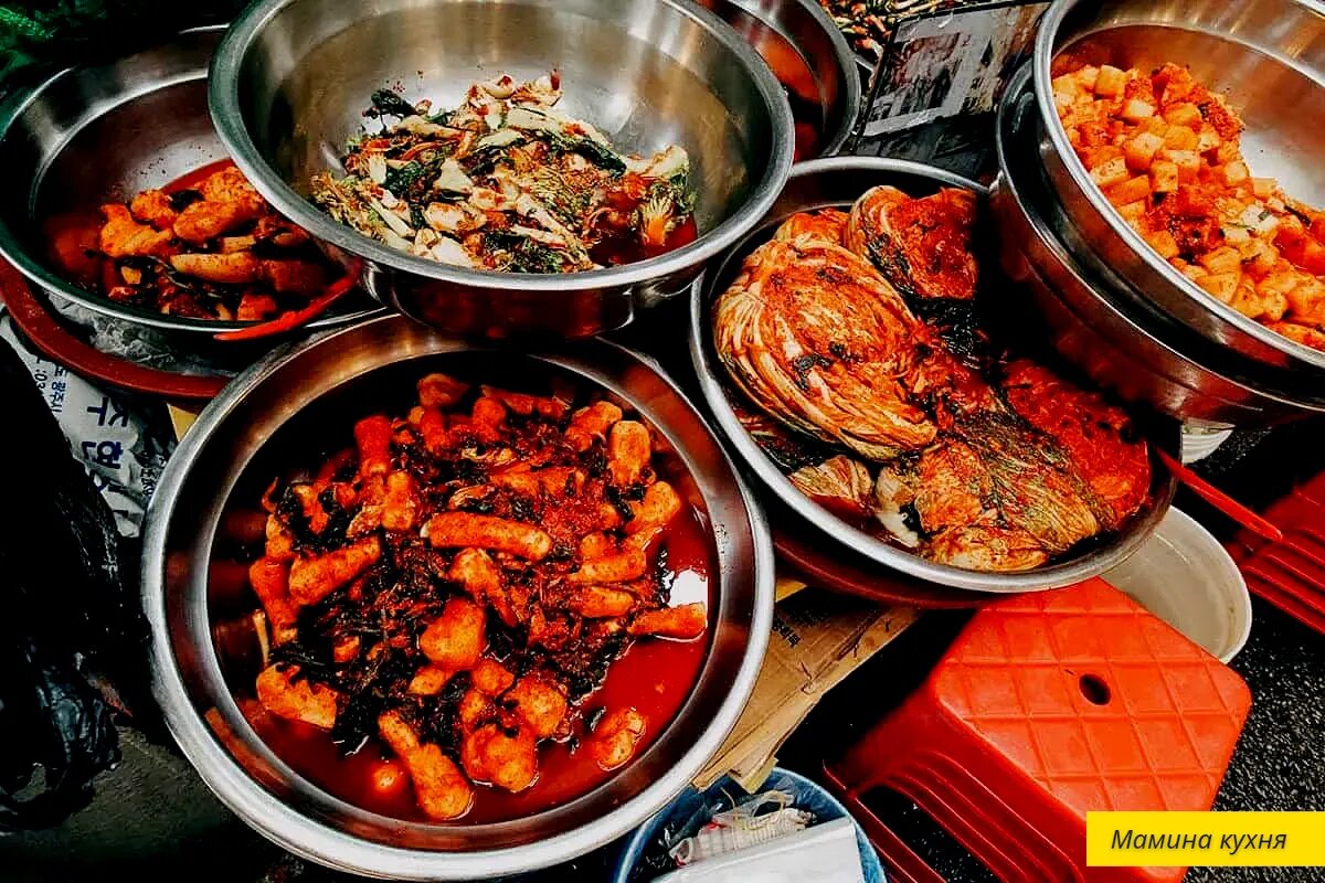 It s a dish. Кимчи Сеул. Южная Корея еда кимчи. Стрит фуд Корея Эстетика. Традиционная кухня Южной Кореи кимчи.