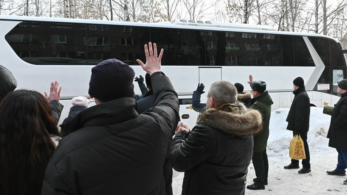     Добровольцы из Удмуртии 3 марта отправились в зону специальной военной операции. Будущих бойцов выездом снабдили дополнительной амуницией. Об этом на своих страницах в соцсетях сообщил глава региона Александр Бречалов, разместив видеоролик с церемонии отправки.