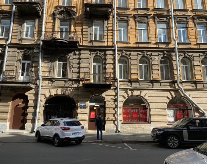 Здесь и находится отель