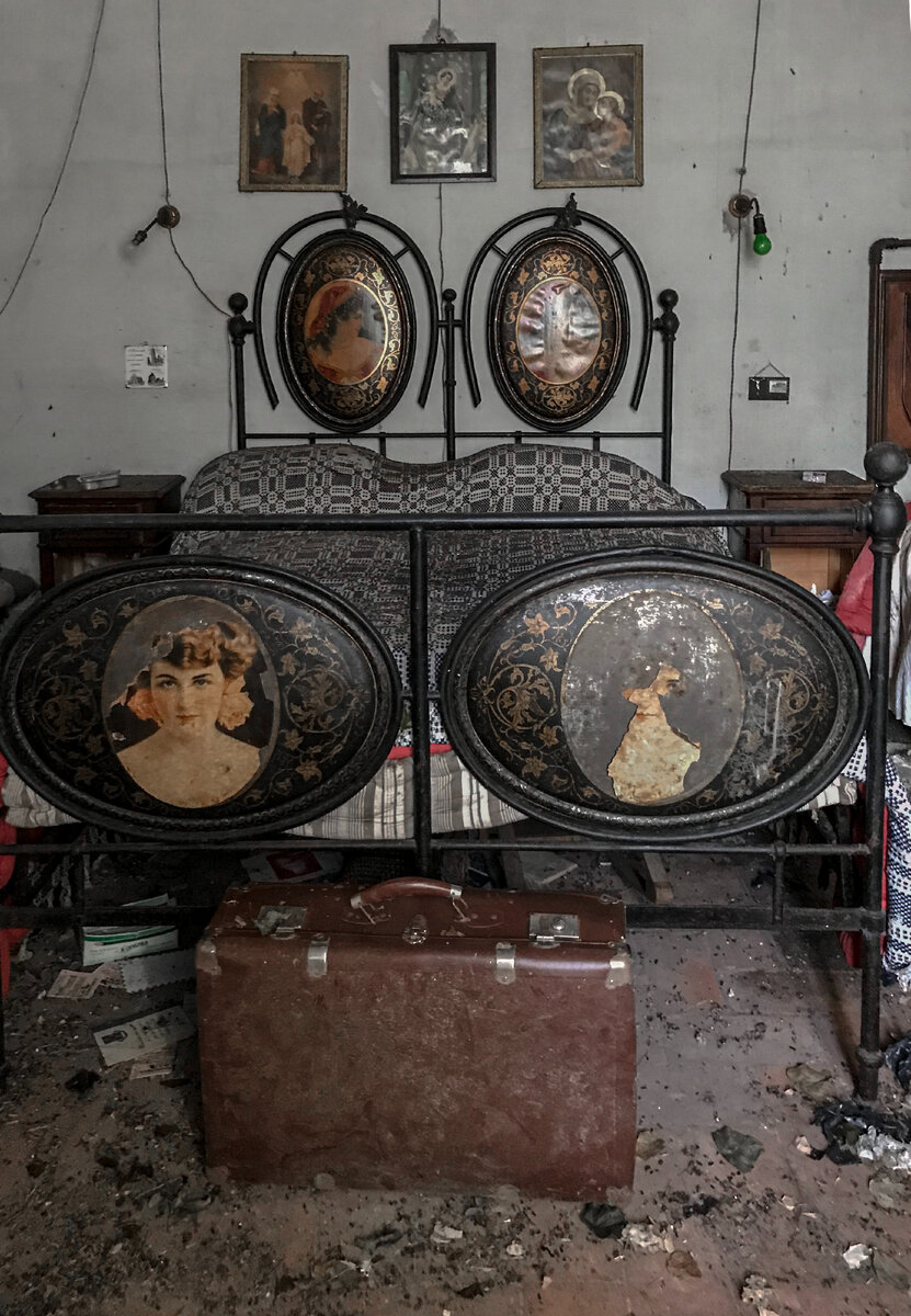 Am intrat într-o casă abandonată de sat și nu mă așteptam să găsesc acolo o capsulă a timpului.  Totul este la locul lui: de la mobilier la ochelari lustruiti